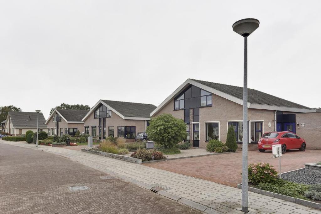 Omschrijving Keurige 2 onder 1 kap semibungalow. Gelegen in de wijk Tuindorp in Coevorden. De bad-en slaapkamer op de begane grond maken deze woning levensloopbestendig.