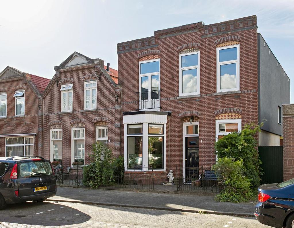 TE KOOP Kalishoek 5 BREDA In het hart van de gewilde woonwijk t Ginneken gelegen, bieden wij u aan deze gemoderniseerde, verrassend royale, karakteristieke en charmante half vrijstaande erkerwoning