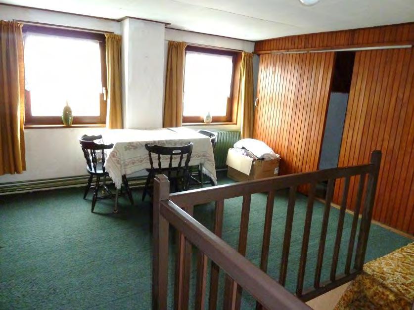 Deze 2 kamers zijn voorzien van een tapijttegelvloer, behangwanden en een zachtboard-plafond.