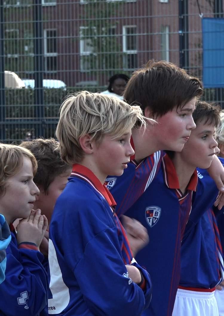 KAMPIOENEN VAN AMSTERDAM VRAGEN EN OPDRACHTEN Kampioenen van Amsterdam 2016, 70 mnuten Regie: Denise Janzée, Marjolijn Heijnen en Xander de Boer Geschikt voor: Groep 7 & 8 Voorfilm: De