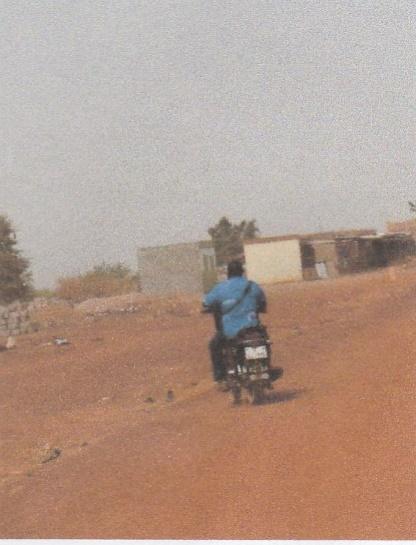 Voor hen zijn brommers van levensbelang. Veldwerker Bernard Elke dag rijdt hij met zijn motorfiets de dorpen in om voorlichting te geven.