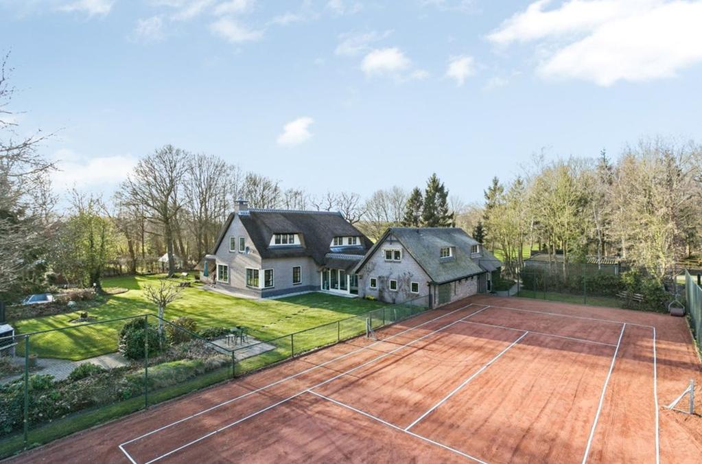 Overburen 23 8396 LP Peperga Inleiding Wat een super mooie locatie! Landelijk wonen in een riet gedekt landhuis met een gastenverblijf, tennisbaan, dompelbad en een sauna.