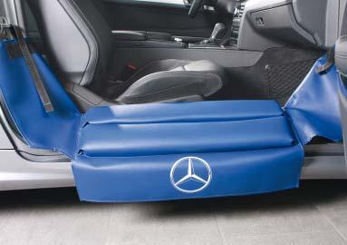 Daimler W 000 588 08 98 00) Speciale bescherming voor de deuropening, vooral tijdens de montage en demontage van de voorste stoelen.