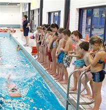 School & zwemsport Nederland is rijk aan water. Daarom leren vrijwel alle Nederlanders op jonge leeftijd zwemmen zodat zij zichzelf (en anderen) kunnen redden als zij te water raken.