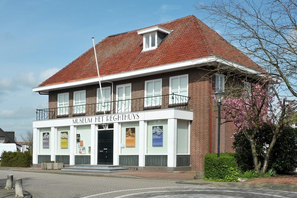 3. Giessenburg, Dorpsstraat 10, Museum Het Regthuys In museum Het Reghthuys is op Open Monumentendag (van 10.00-16.00 uur) de nieuwe tentoonstelling Van Klos tot Kant te zien.