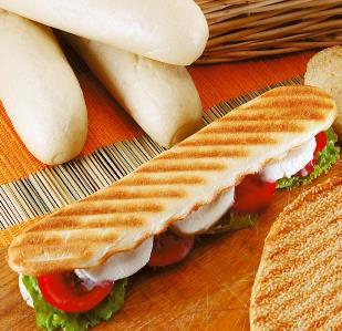 SANDWICHJES - WIT De flaguette moet 30 minuten ontdooien om te eten als een zacht broodje of is licht krokant te bakken in 3 à 5 minuten in een voorverwarmde oven op 200 C.