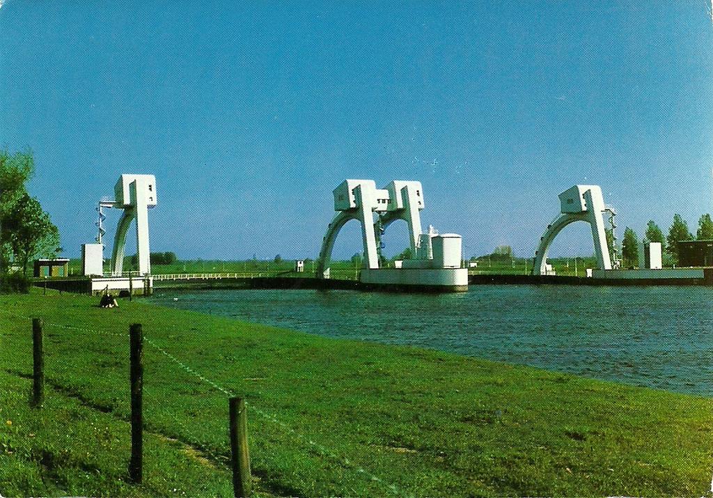 Tot 1930 werden normalisatiewerkzaamheden aan het Pannerdensch kanaal, de Neder-Rijn, de Lek en de IJssel verricht.