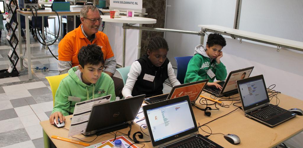 Wij ondersteunen CoderDojo s. Dat zijn workshops waar jongeren leren programmeren.