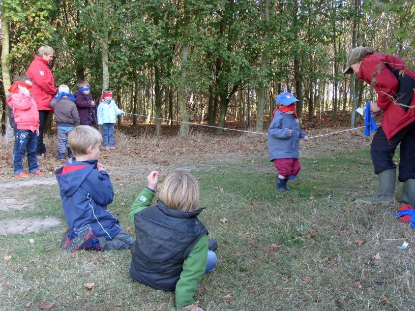 2 de en 3 de kleuter Beestig natuurpad Kleuters gaan op speurtocht in de schooltuin, park en het bos.