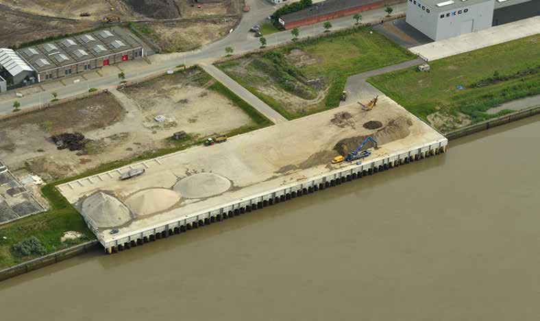 BLUE GATE ANTWERP Nieuwe kade voor watergebonden bedrijventerrein In de zomer van 2015 leverde het Antwerpse Scheldekaaienproject zijn eerste resultaat af: een nieuwe kaaimuur ter hoogte van de d