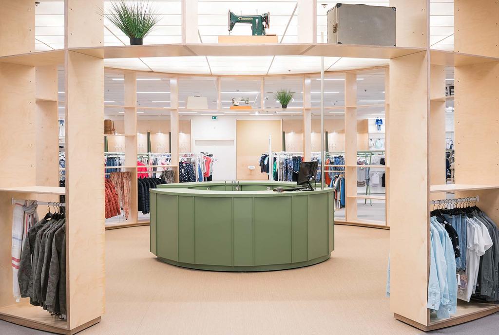 DE UITDAGINGEN De opdrachtgever kwam naar PUUR toe met de vraag om voor zijn bijna 3000m² grote kleding- en schoenenwinkel een nieuw concept en indeling te bedenken.