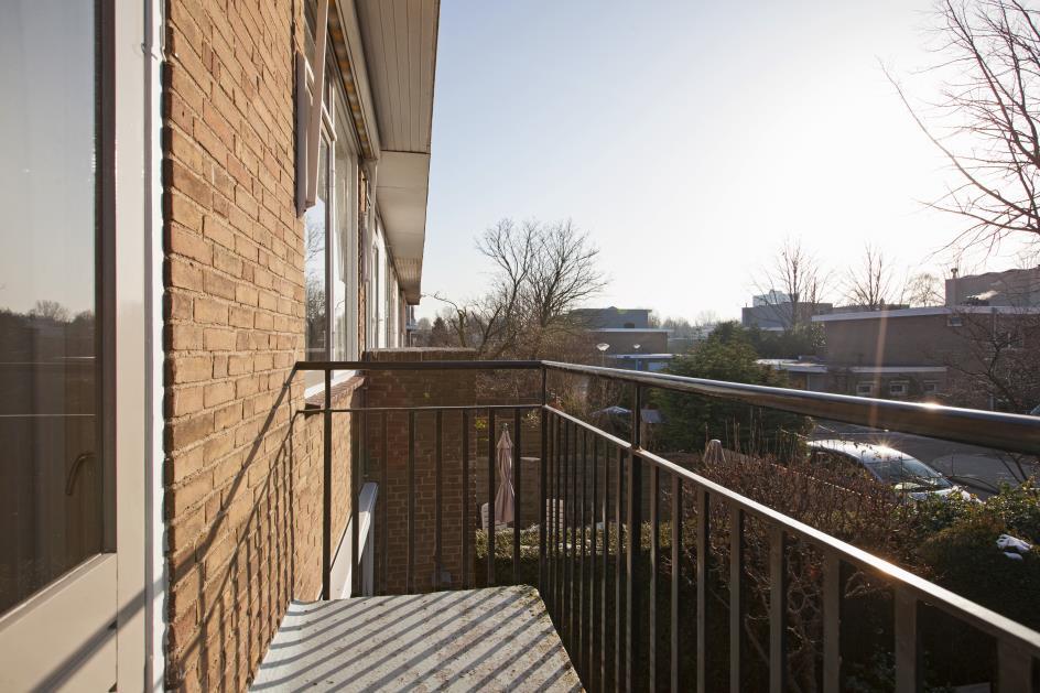 Balkon achterzijde De kleinere slaapkamer aan de achterzijde geeft toegang tot een balkon.