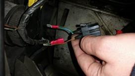 en schuif de kabelschoenen (welke meegeleverd zijn) over de kabels en knijp deze vast. Groene kabel aan de autozijde!