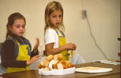 Het buffet Zet het buffet klaar: Dit heb je nodig voor 4 personen: Stokbrood 1 Snijd het stokbrood met een