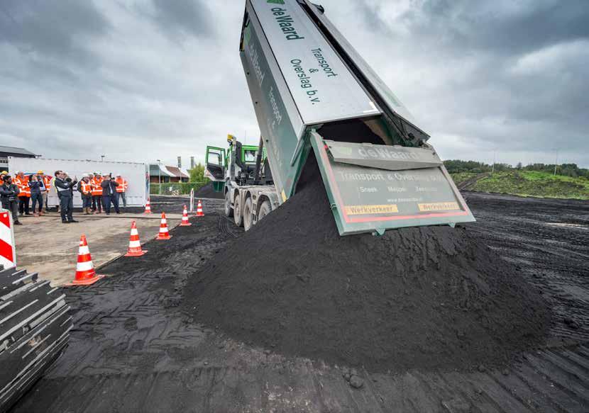 Het is een duurzaam kwaliteitsproduct dat nu in Almere gebruikt gaat worden als ondergrondmateriaal bij de reconstructie en het vernieuwen van het lokale wegennet.