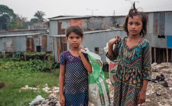 Een oorzaak-gevolgschema maken 1. In het stukje Kinderarbeid in Bangladesh lees je dat veel kinderen moeten werken omdat hun ouders arm zijn.