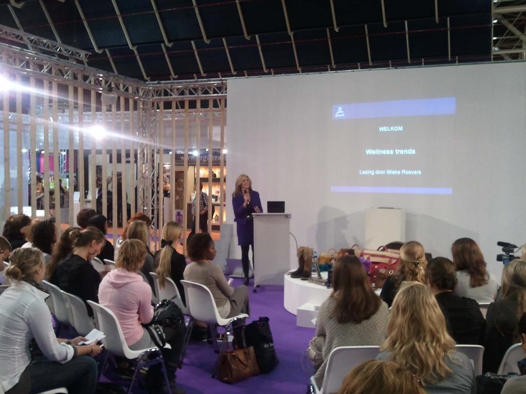 Mieke heeft op de beurs in Utrecht een lezing gegeven over de trends in cosmetica naast schoonheidsspecialistes waren er ook studenten aanwezig van de hoge school voor wellness management.
