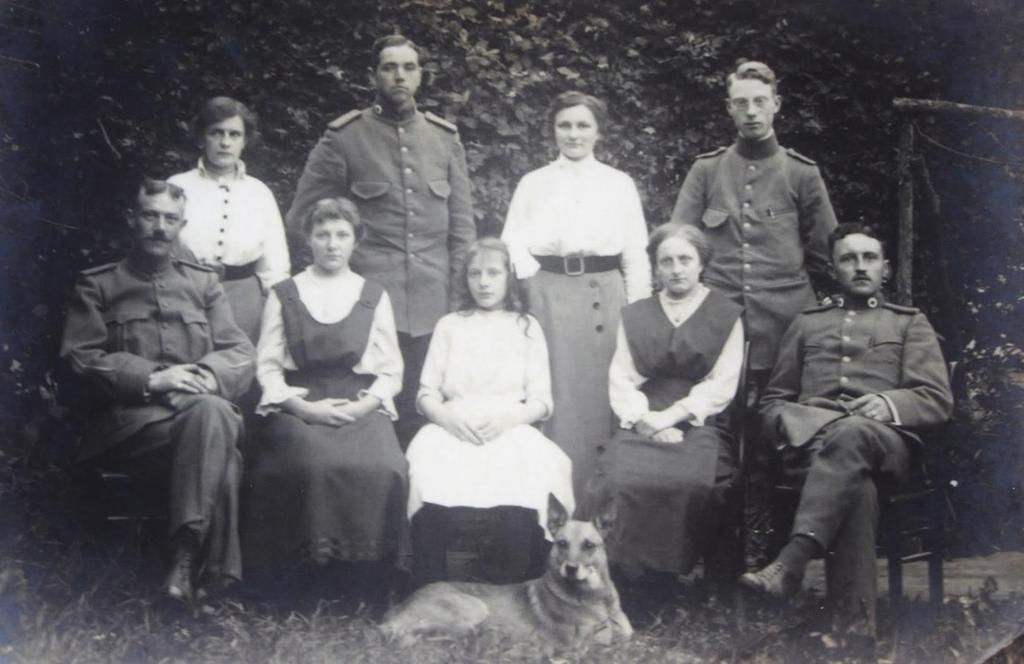 Op deze foto zien we uiterst links de post commandant te Goirle de Heer J.P. Van Den Berg (Sjef). Hij was sergeant tijdens de Eerste Wereldoorlog en had een opsporingsbevoegdheid.