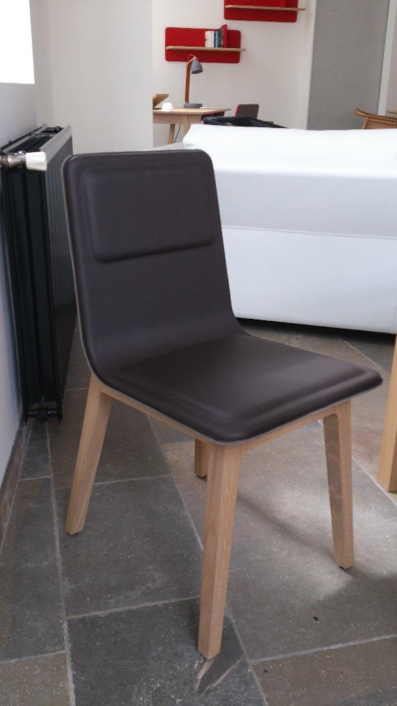 Alki Laia (Stoel Chaises) Stoel : Chaise : Moderne stoel in massieve eik en zitting in bruin leder, de