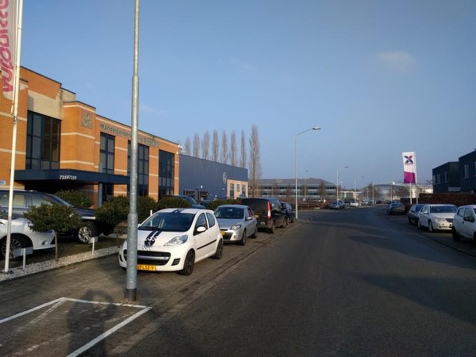 PARKEREN Parkeren kan op eigen terrein, zowel aan de voorzijde als naast het pand. Op de openbare weg zijn beperkte mogelijkheden.