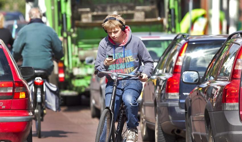 2. Uitwerking opdracht 1. Onveilige situaties De opdrachtgever verwacht een inventarisatie van onveilige verkeerssituaties m.b.t. fietsers van 15 t/m 19 jaar.