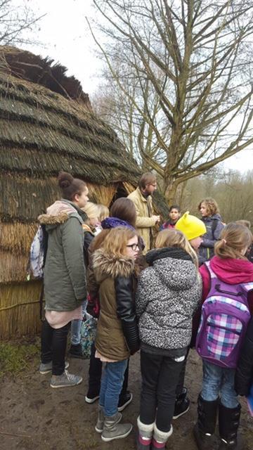 Hier hebben de kinderen kunnen zien en proeven hoe het was om te leven in de prehistorie.