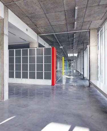 De onderste bouwlaag heeft een transparante schil die de ruwe betonaccenten van het interieur weergeeft.