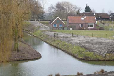 oude dijk ten oosten van Werkendam met op de dijk een lokale weg (Schans).