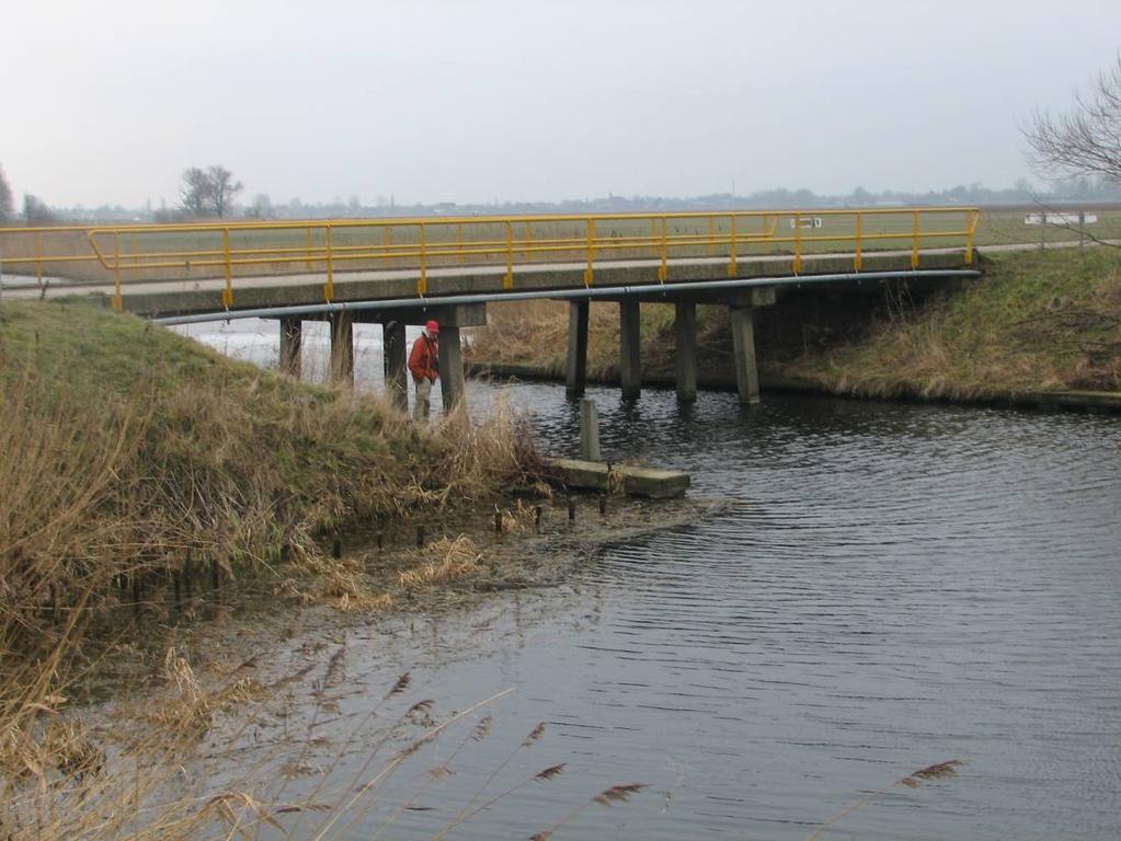 Figuur 14 Voorbeeld van goed voor Bevers (zwemmend) en Otters (lopend via droge oeverzone) passeerbare pijlerbrug over de Bakkerskil bij boerderij Hooge Polder.