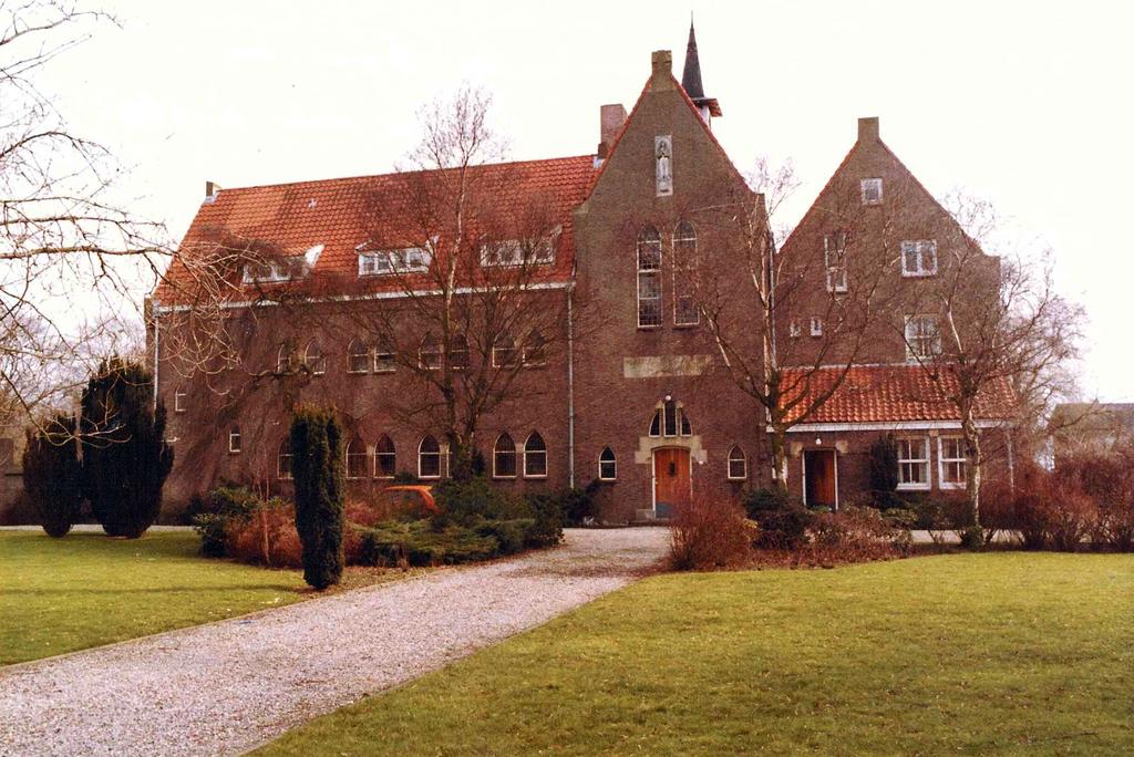 gesloten. Wegens ruimte gebrek was in 1971 een noodpaviljoen gebouwd. Na een fusie kwam op dezelfde plaats aan de Stationsweg een nieuw tehuis.