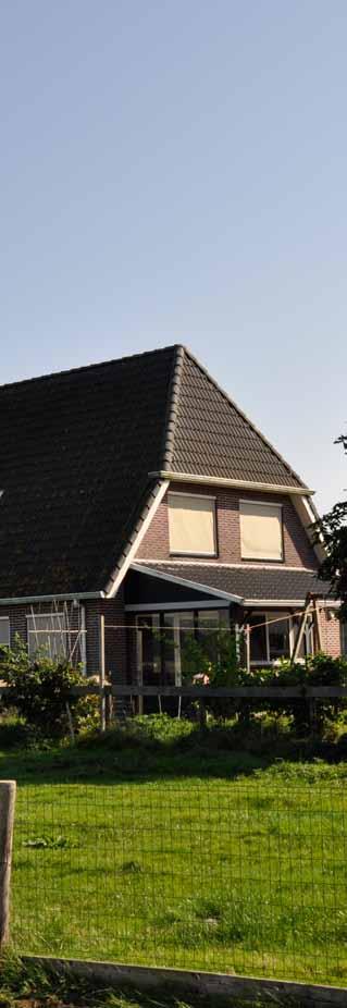 Vrijstaande woning De woning is in 1997 gebouwd en is opgetrokken uit geïsoleerde spouwmuren (houtskeletbouw). Het dak, tevens geïsoleerd, is met dakpannen gedekt.