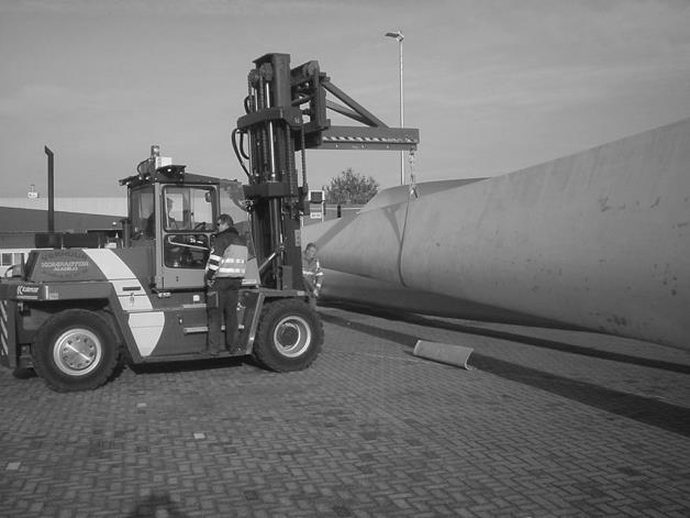 01 Gebruik goedgekeurde hijsmaterialen De door de fabrikant toegekende werklast van hijsbanden, stroppen en lengen is alleen van toepassing als zij loodrecht naar beneden worden gebruikt!