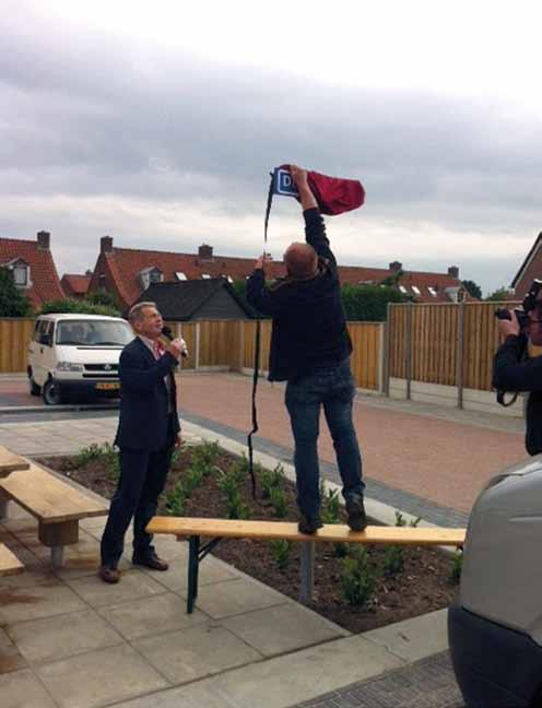 6 Nieuwsbrief de Berg Unieke samenwerking voor een uniek parkeerterrein Op vrijdag 1 juni onthulde de heer Hogenkamp het naambordje van het parkeerterrein achter de woningen aan de Rutgerinkdijk, Dr.