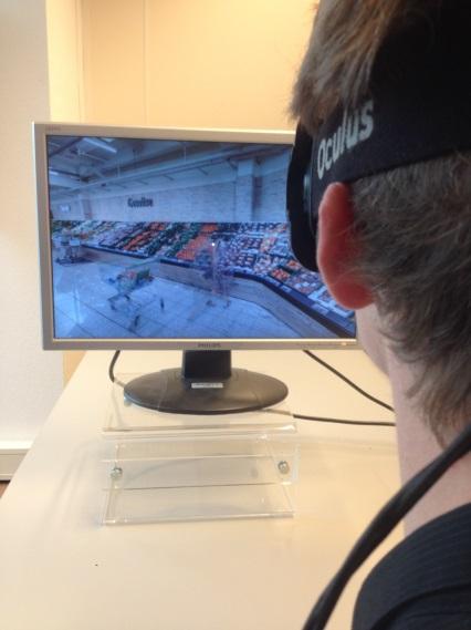 Met een virtual reality bril op loopt de respondent door de virtuele supermarkt.
