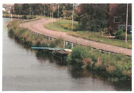 provincie HOLLAND ZUID Foto 8: Springplank langs een openbare oever Ligplaatsen in insteekhavens Insteekhavens maken geen