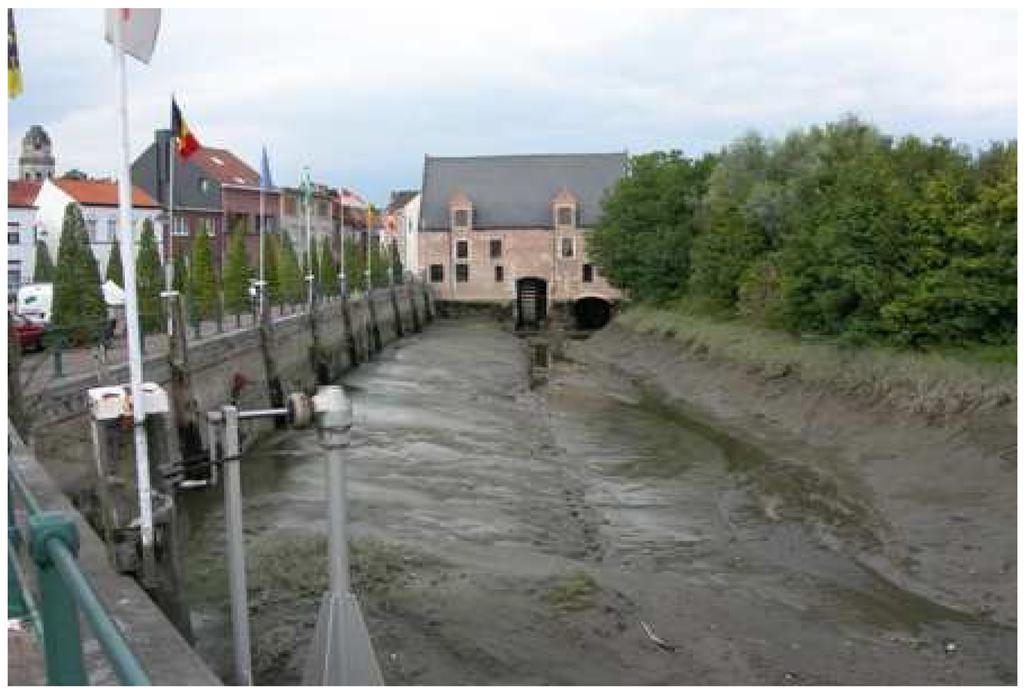 Figuur 2: De wachtkom (oude haven) afwaarts van de getijdemolen in Rupelmonde stroomt bij hoog tij vol met Scheldewater zolang de 2 schuiven van de inwateringsconstructie geopend zijn 1.3.