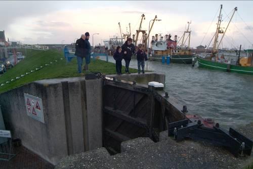 gelegen haventerrein mee te laten liften. Hierbij geldt dat kosten die niet nodig zijn voor het op orde brengen van de veiligheid van de havendijk niet vanuit het HWBP gefinancierd worden.