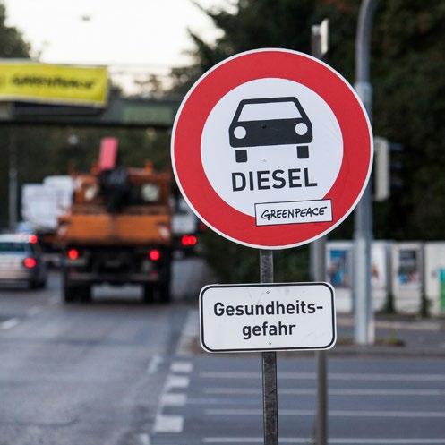 Maar in werkelijkheid stoten dieselwagens nog altijd verscheidene keren meer uit dan deze nieuwe wettelijke grenswaarden en bovendien zijn autoconstructeurs betrapt op sjoemelen bij de emissietests.