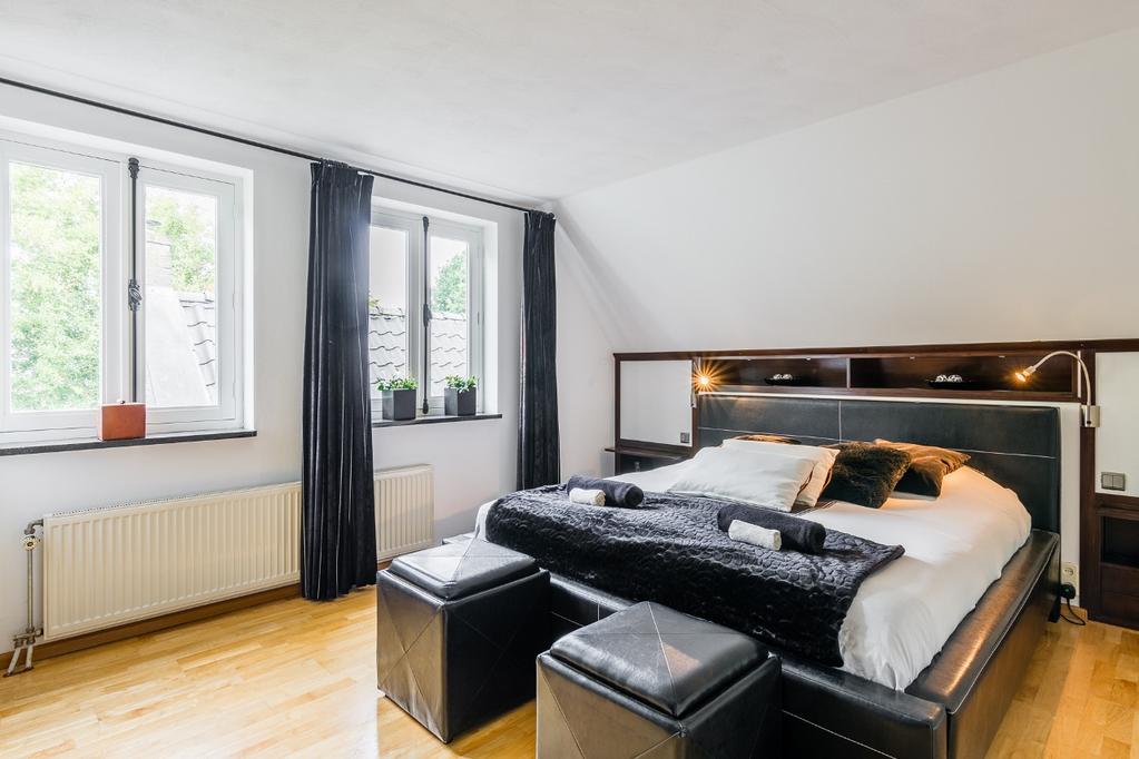 Indeling eerste verdieping Een fijne brede overloop met separate toiletruimte en inbouwkast. Het huis heeft op deze verdieping vier slaapkamers en een royale badkamer.