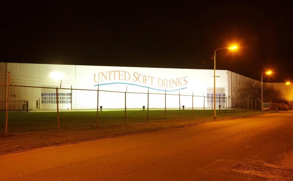 United soft drinks, Spechtweg Goor 4-1-2012 18:25:28 Erg breed sterk verlichte witte wand. Gemiddeld 15 cd/m² om 21 uur.