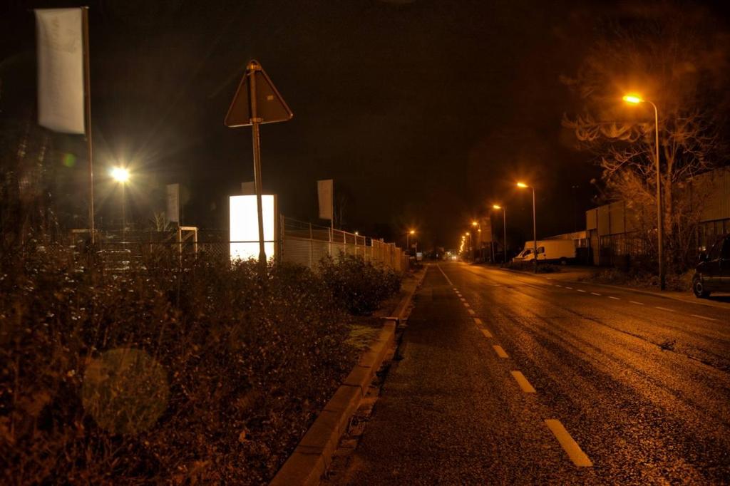 Hogeweg, Wheeweg Goor 4-1-2012 19:19:21 De lamp links op de foto is veel te sterk en is verblindend voor het verkeer die vanuit het