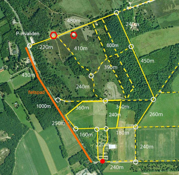 Op bijgaand kaartje is aangegeven welke lengten de verschillende segmenten van de bestaande wegen en paden hebben. In een later stadium zullen de routes specifiek worden samengesteld.