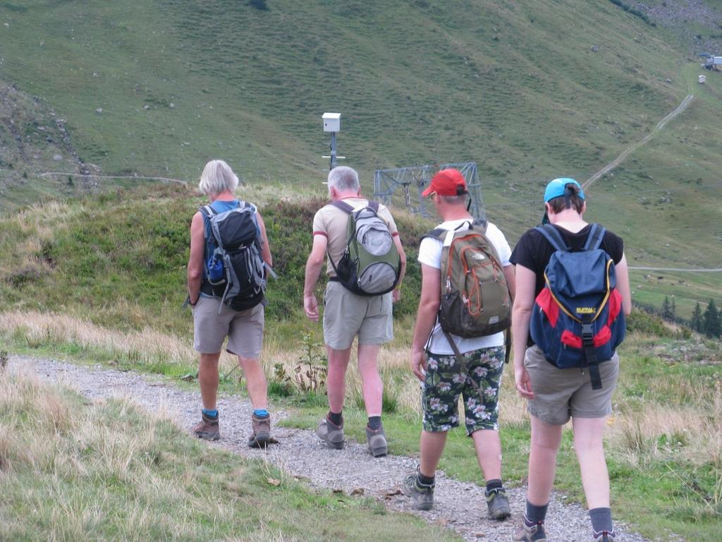 Groep 2 Peter F, Walter, Nele, Frank L, Sasha en David Lu, Staf en Erwin Te voet vetrokken naar de lift naar Diedampskopf.