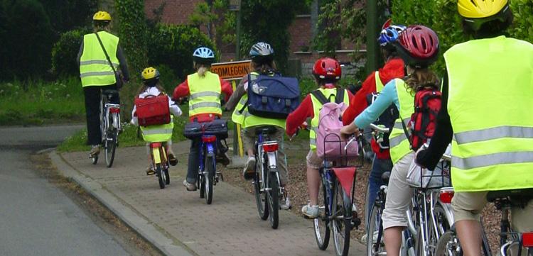 THEMA MILIEU Voorstel 1 Veilige wegen voor fietsers De stad heeft extra aandacht voor veilige wegen zodat meer kinderen met de fiets naar school gaan.