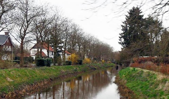 30 Dan direct over het bruggetje, linksaf: Beeklaan 30 31 Je kunt hier ook even een uitstapje maken om het mooie Kastel Groot