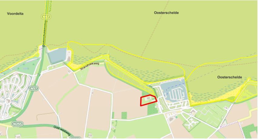 Rechts: begrenzing van het plangebied (rood kader) in het bestemmingsplan van Noord-Beveland. Het plangebied ligt ten zuiden van het natuurgebied Inlaag Anna Friso.