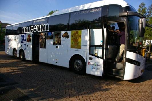 Verslag Museum Plus bus KBO-Roosendaal Op maandag 30 juli hadden we onze reis met de museum plus bus, gesponsord door de Bank-Giro loterij. Deze keer was de reis naar het openluchtmuseum in Arnhem.