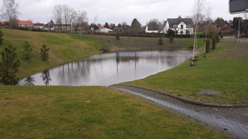 Zichtbare voorzieningen voor regenwater (geleiding, berging en infiltratie) In de bergingsvoorzieningen van het rioolstelsel wordt vaak afvalwater geborgen.