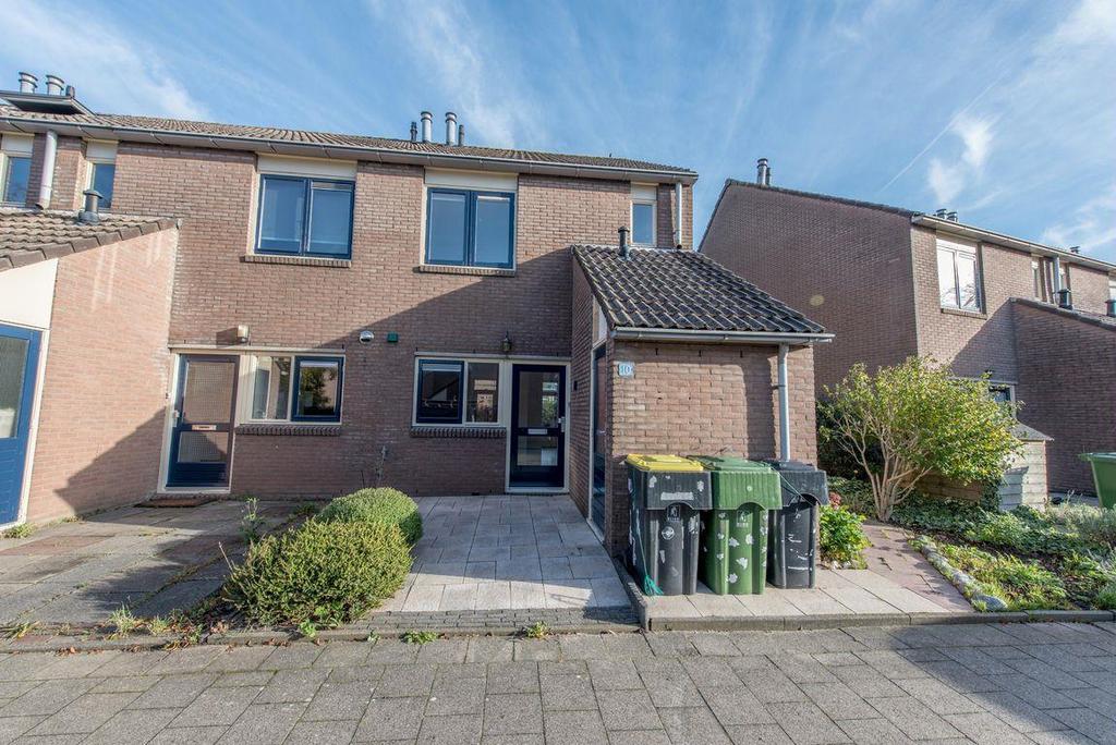 TE KOOP Klipper 10 Oud-Beijerland Koopsom 192.500,- k.k. Namens HW Wonen bieden wij deze hoekwoning met aanpandige berging en tuin op het noord-oosten aan.