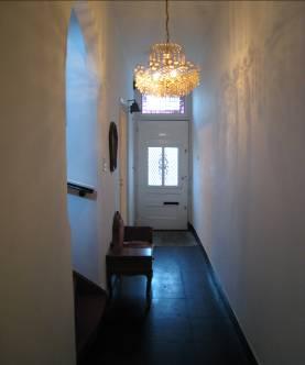 Indeling: Begane grond: <> Middels een portiek toegang naar de voordeur. <> De lange hal is voorzien van een zwarte marmeren vloer en een prachtig plafond met authentieke ornamenten.